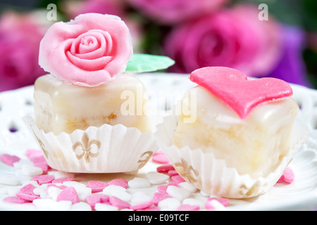 Deux petit four et cuisson decor on cake stand Banque D'Images