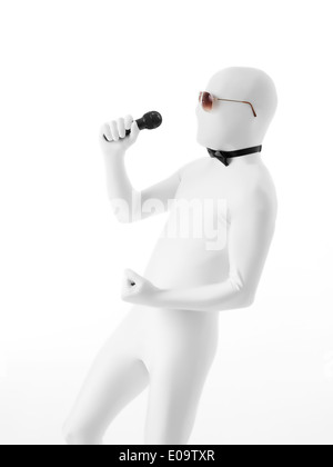 Homme sans visage avec des lunettes et noeud papillon, holding microphone, chantant de concert Banque D'Images