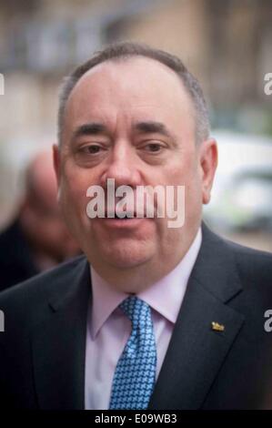 Edinburgh, Ecosse, Royaume-Uni. 07Th Mai, 2014 Alex Salmond, le premier ministre écossais, des gouvernements représentés dans High Street Portobello comme le SNP a frappé l'élection. Mercredi, 07 mai 2014. Credit : Wullie Marr/Alamy Live News Banque D'Images