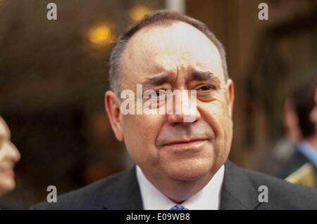 Edinburgh, Ecosse, Royaume-Uni. 07Th Mai, 2014 Alex Salmond, le premier ministre écossais, des gouvernements représentés dans High Street Portobello comme le SNP a frappé l'élection. Mercredi, 07 mai 2014. Credit : Wullie Marr/Alamy Live News Banque D'Images