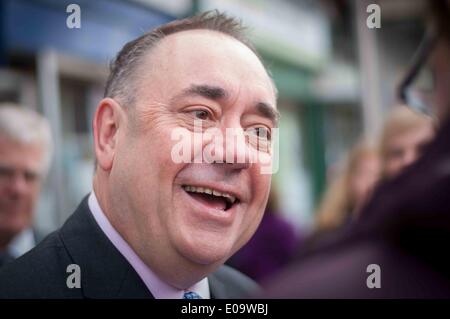 Edinburgh, Ecosse, Royaume-Uni. 07Th Mai, 2014 Alex Salmond, le premier ministre écossais, des gouvernements représentés dans High Street Portobello comme le SNP a frappé l'élection. Mercredi, 07 mai 2014. Credit : Wullie Marr/Alamy Live News Banque D'Images