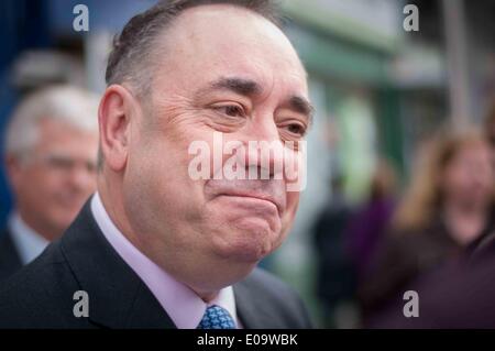 Edinburgh, Ecosse, Royaume-Uni. 07Th Mai, 2014 Alex Salmond, le premier ministre écossais, des gouvernements représentés dans High Street Portobello comme le SNP a frappé l'élection. Mercredi, 07 mai 2014. Credit : Wullie Marr/Alamy Live News Banque D'Images