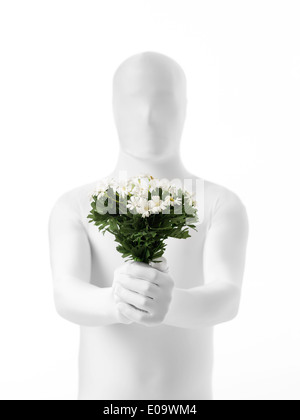 Homme sans visage blanc habillé avec un bouquet de fleurs à la main Banque D'Images