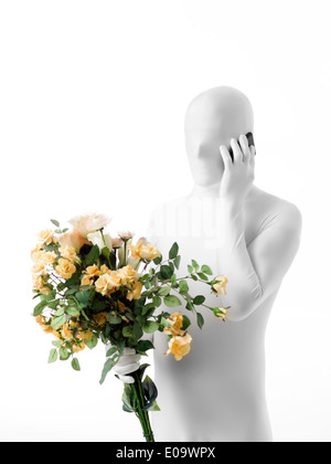 Homme sans visage blanc habillé avec un bouquet de roses dans la main à parler au téléphone Banque D'Images