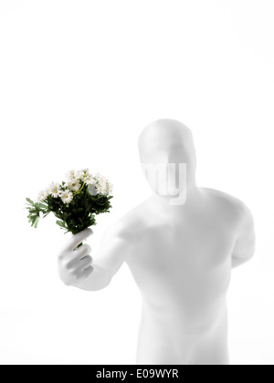 Homme sans visage blanc habillé avec un bouquet de fleurs à la main Banque D'Images