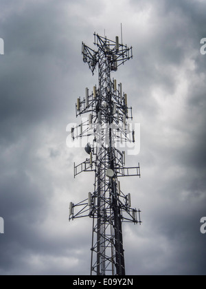 Tour de l'antenne de téléphone mobile contre un sombre ciel d'orage Banque D'Images