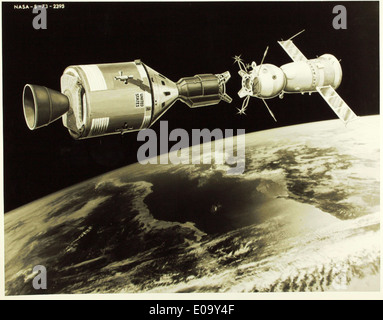 Le projet d'essai Apollo-Soyouz a été la première mission spatiale conjointe américano-soviétique, menée en juillet 1972. La mission a marqué une étape importante dans la coopération spatiale, car les agences spatiales américaine et soviétique ont travaillé ensemble pour amarrer les engins spatiaux, menant à de futures collaborations spatiales internationales. Banque D'Images