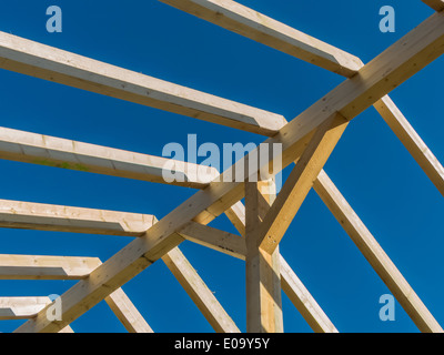 Sur une maison un nouveau toit est construit sur l'emplacement de l'édifice. Plus lentement du bois pour cadre de toit., auf einem Haus wird auf einer Ba Banque D'Images