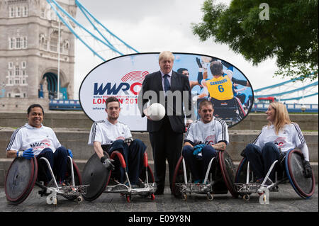 Londres, Royaume-Uni, 7 mai 2014 - Boris Johnson, Maire de Londres, lance le monde lancement inaugural Défi Rugby en fauteuil roulant à l'Hôtel de Ville. En présence de stars internationales de rugby en fauteuil roulant, Kylie Grimes, Bulbul Hussain, Chris Ryan et Mike Kerr ainsi que Mike Brown, joueur de rugby des six nations avec l'Angleterre et Harlequins. Monde de Rugby en fauteuil roulant le défi aura lieu en octobre 2015 dans la zone de cuivre Arena au Queen Elizabeth Olympic Park. Crédit : Stephen Chung/Alamy Live News Banque D'Images