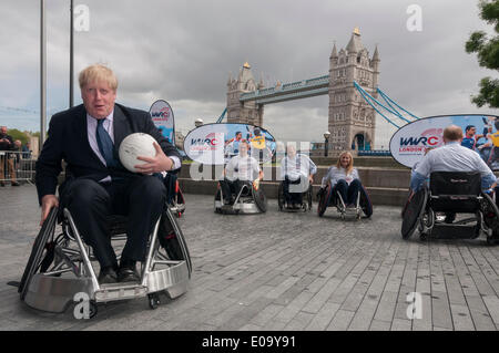 Londres, Royaume-Uni, 7 mai 2014 - Boris Johnson, Maire de Londres, lance le monde lancement inaugural Défi Rugby en fauteuil roulant à l'Hôtel de Ville. En présence de stars internationales de rugby en fauteuil roulant, Kylie Grimes, Bulbul Hussain, Chris Ryan et Mike Kerr ainsi que Mike Brown, joueur de rugby des six nations avec l'Angleterre et Harlequins. Monde de Rugby en fauteuil roulant le défi aura lieu en octobre 2015 dans la zone de cuivre Arena au Queen Elizabeth Olympic Park. Crédit : Stephen Chung/Alamy Live News Banque D'Images