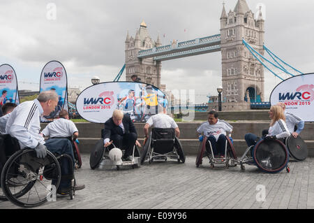 Londres, Royaume-Uni, 7 mai 2014 - Boris Johnson, Maire de Londres, lance le monde lancement inaugural Défi Rugby en fauteuil roulant à l'Hôtel de Ville. En présence de stars internationales de rugby en fauteuil roulant, Kylie Grimes, Bulbul Hussain, Chris Ryan et Mike Kerr ainsi que Mike Brown, joueur de rugby des six nations avec l'Angleterre et Harlequins. Monde de Rugby en fauteuil roulant le défi aura lieu en octobre 2015 dans la zone de cuivre Arena au Queen Elizabeth Olympic Park. Crédit : Stephen Chung/Alamy Live News Banque D'Images