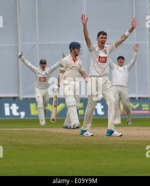 Unis Old Trafford, Manchester, UK 07th mai 2014 Steve Magoffin (Sussex) appels sans succès pour l'IPN contre Luis Reece (Lancashire) sur la pluie touchés-Championshipship quatrième jour du match. LV County Championship Div 1 Lancashire v Sussex Jour 4 07th mai 2014 Crédit : John Fryer/Alamy Live News Banque D'Images