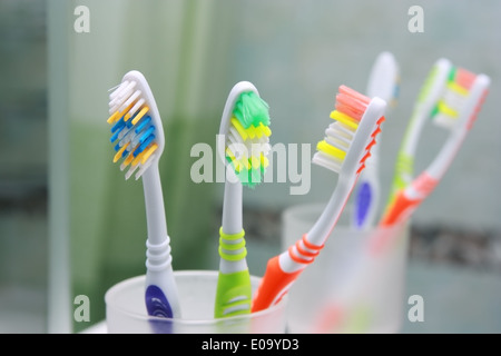 Trois brosses à dent dans une salle de bains. Gros plan d'une brosse à dents. Banque D'Images