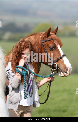 Un tir d'un magnifique cheval alezan et son cavalier correspondant. Banque D'Images