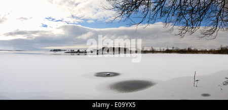 Malham Tarn partiellement congelée et couverte de neige. Malham, Yorkshire Dales National Park, North Yorkshire. Février. Banque D'Images