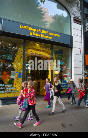 Groupe d'enfants de marcher en face de Lega, Muzeum musée Lego et boutique, rue Narodni Trida, centre de Prague, République Tchèque Banque D'Images