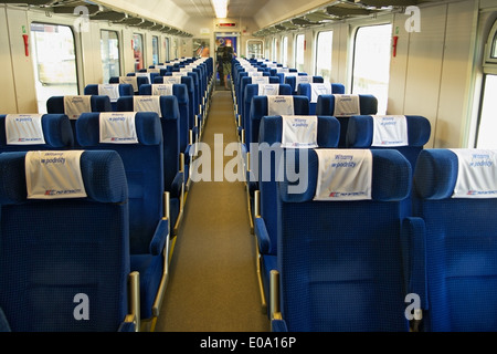 Intérieur de la PKP Intercity à compartiment unique de deuxième classe voiture de chemin de fer. La Pologne. Banque D'Images