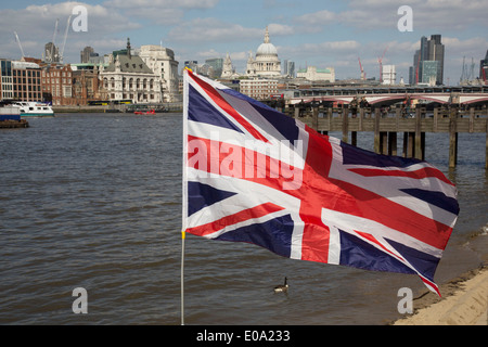 Union Jack drapeau flotte sur la Tamise Beach sur la Southbank, Londres, Royaume-Uni. Banque D'Images