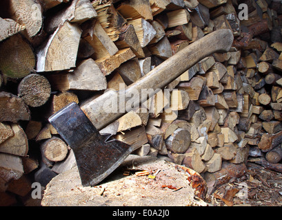 Ancienne hache à ouvrir une session sur un fond de bois Banque D'Images