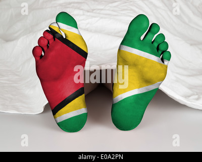 Pieds avec drapeau dormir ou la mort du Guyana drapeau concept Banque D'Images