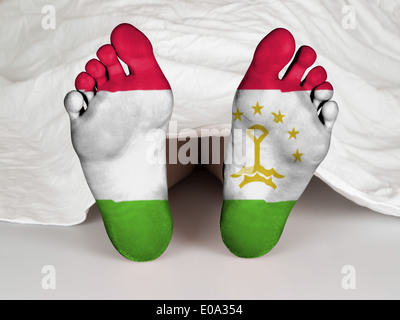 Pieds avec drapeau dormir ou concept de mort de drapeau Tadjikistan Banque D'Images