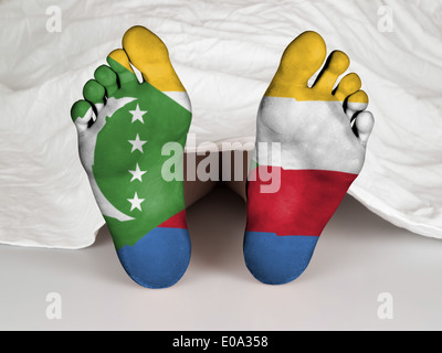 Pieds avec drapeau dormir ou concept de mort des Comores drapeau Banque D'Images