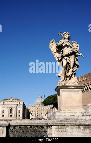 Italie, Rome, statue d'ange sur le pont Sant'Angelo et équipée Pierre basilique, ange avec l'éponge Banque D'Images