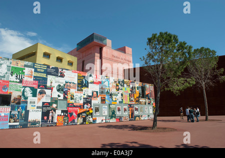 Construit par Jean Nouvel, le Théâtre de l'archipel à Perpignan, c'est un complexe artistique modulaire avec une approche interculturelle Banque D'Images