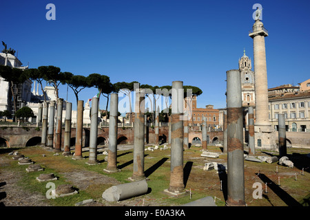 Italie, Rome, Trajan Forum, Basilique Ulpia et Trajan colonne Banque D'Images