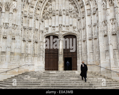 Les gens qui entrent dans la cathédrale de Beauvais, France Banque D'Images