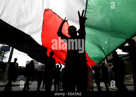 Gaza, Territoires palestiniens. 7 mai, 2014. Les enfants palestiniens prennent part à une manifestation organisée pour marquer le 66e anniversaire de la Nakba, et de condamner le silence international envers les droits des Palestiniens à retourner dans leur patrie, dans la ville de Khan Younis dans le sud de la bande de Gaza. Nakba, ou ''catastrophe'', marque la fondation en guerre de 1948, lorsque des centaines de milliers de Palestiniens ont fui ou ont été forcés de quitter leurs foyers. ''15 de mai : © Abed Rahim Khatib/NurPhoto ZUMAPRESS.com/Alamy/Live News Banque D'Images