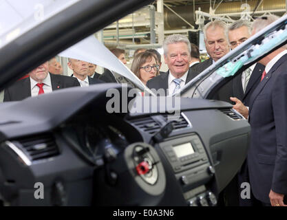 Mlada Boleslav, République tchèque. 07Th Mai, 2014. Président de l'Allemagne Joachim Gauck (C) et le président de la République tchèque, Milos Zeman, visiter l'usine automobile Skoda à Mlada Boleslav, République tchèque, 07 mai 2014. Gauck a traveles à République tchèque sur la visite d'Etat de quatre jours. Photo : WOLFGANG KUMM/dpa/Alamy Live News Banque D'Images