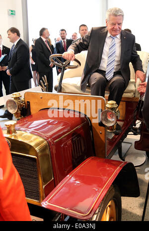 Mlada Boleslav, République tchèque. 07Th Mai, 2014. Président de l'Allemagne Joachim Gauck (C) des visites de l'usine automobile Skoda et siège dans un 'Laurin et Klement Typ A' oldtimer à Mlada Boleslav, République tchèque, 07 mai 2014. Gauck a traveles à République tchèque sur la visite d'Etat de quatre jours. Photo : WOLFGANG KUMM/dpa/Alamy Live News Banque D'Images