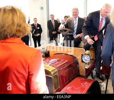 Mlada Boleslav, République tchèque. 07Th Mai, 2014. Président de l'Allemagne Joachim Gauck (C) des visites de l'usine automobile Skoda et siège dans un 'Laurin et Klement Typ A' oldtimer à Mlada Boleslav, République tchèque, 07 mai 2014. Daniela Schadt (L), Gauck's domestic partner, regarde la scène. Gauck a traveles à République tchèque sur la visite d'Etat de quatre jours. Photo : WOLFGANG KUMM/dpa/Alamy Live News Banque D'Images