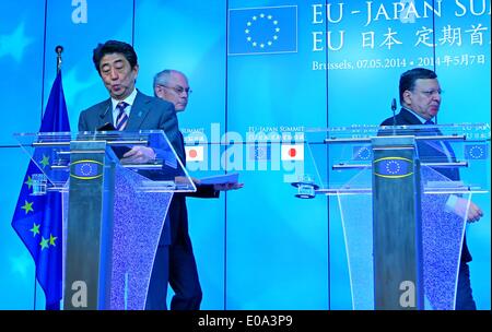 Bruxelles, Belgique. 7 mai, 2014. Le Premier ministre japonais Shinzo Abe (1re L) participe à une conférence de presse conjointe avec le président du Conseil européen, Herman Van Rompuy (C) et de la Commission européenne (CE), José Manuel Barroso, lors de la 22e sommet UE-Japon à Bruxelles, Belgique, le 7 mai 2014. Négociations sur l'Accord de partenariat stratégique et l'Accord de libre-échange (ALE) sont les questions 'Highlight' à la 22e sommet UE-Japon, M. Van Rompuy a déclaré mercredi. Credit : Gong Bing/Xinhua/Alamy Live News Banque D'Images