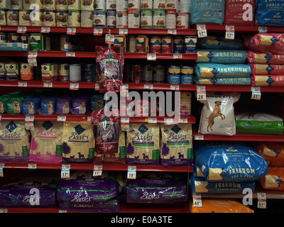 Des étagères remplies de divers produits alimentaires de chien à une animalerie, New York, USA, le 26 avril 2014, © Katharine Andriotis Banque D'Images