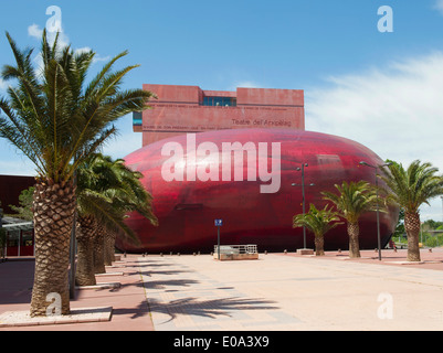 Construit par Jean Nouvel, le Théâtre de l'archipel à Perpignan a été nommé 'le grenat' par les sections locales Banque D'Images