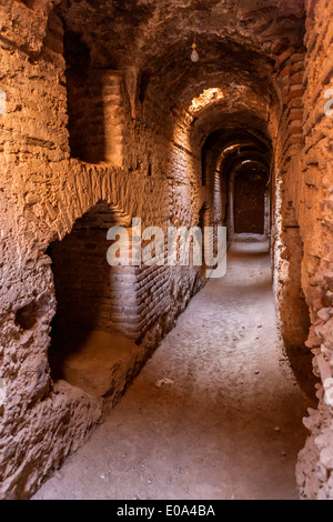 Sous les ruines du palais El Badii, Marrakech, Maroc, Afrique du Nord. Banque D'Images