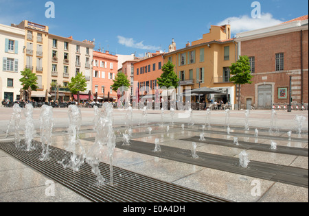 Le square de la Place de la République à Perpignan, autrefois un parking hideux, a été reconstruit avec une fontaine d'eau moderne Banque D'Images