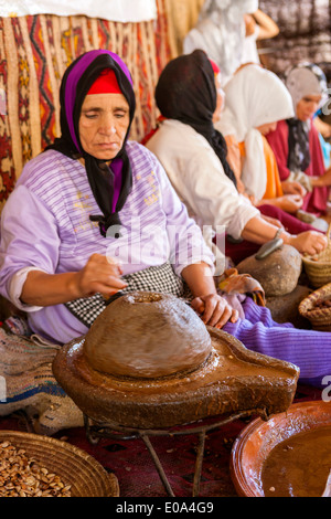 Les femmes berbères l'huile d'Argan extrait de noix d'Argan kernals à vallée de l'Ourika, Maroc Banque D'Images