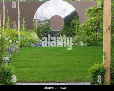 Malvern, Worcestershire, Royaume-Uni, 7 mai 2014 RHS Malvern Spring show. Rosy et Victoire jardin conçu par Samantha Willis. Crédit : Ian Thwaites/Alamy Live News Banque D'Images