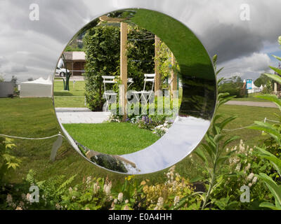 Malvern, Worcestershire, Royaume-Uni, 7 mai 2014 RHS Malvern Spring show. Rosy et Victoire jardin conçu par Samantha Willis. Crédit : Ian Thwaites/Alamy Live News Banque D'Images