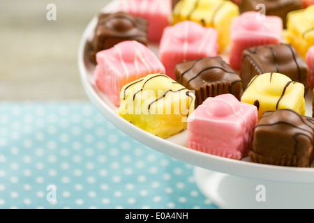 Une série sur le français du fondant fantaisies, un genre de Petit Four Banque D'Images