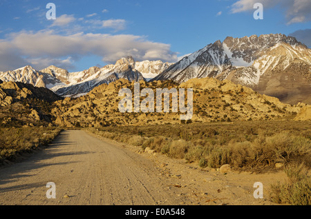 La route de terre de babeurre se dirige vers les montagnes de l'Est de la Sierra Nevada en Californie tôt le matin Banque D'Images