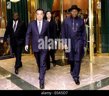 Abuja, Nigéria. 7 mai, 2014. Le Premier ministre chinois Li Keqiang (L, avant) s'entretient avec le Président nigérian Goodluck Jonathan (R, à l'avant) à Abuja, Nigeria, 7 mai 2014. © Li Tao/Xinhua/Alamy Live News Banque D'Images