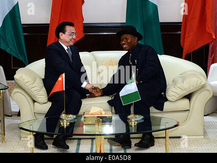 Abuja, Nigéria. 7 mai, 2014. Le Premier ministre chinois Li Keqiang (L) s'entretient avec le Président nigérian Goodluck Jonathan à Abuja, Nigéria, le 7 mai 2014. © Li Tao/Xinhua/Alamy Live News Banque D'Images