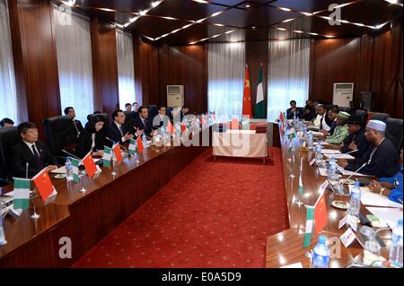 Abuja, Nigéria. 7 mai, 2014. Le Premier ministre chinois Li Keqiang rencontre le président nigérian Goodluck Jonathan à Abuja, Nigéria, le 7 mai 2014. © Li Tao/Xinhua/Alamy Live News Banque D'Images