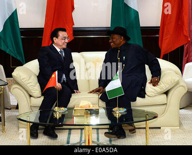 Abuja, Nigéria. 7 mai, 2014. Le Premier ministre chinois Li Keqiang (L) s'entretient avec le Président nigérian Goodluck Jonathan à Abuja, Nigéria, le 7 mai 2014. © Li Tao/Xinhua/Alamy Live News Banque D'Images