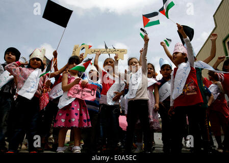 Khan Younis, Palestine. 07Th Mai, 2014. Les Palestiniens prennent part à une manifestation organisée pour marquer le 66e anniversaire de la Nakba, et de condamner le silence international envers les droits des Palestiniens à retourner dans leur patrie, dans la ville de Khan Younis dans le sud de la bande de Gaza le 7 mai 2012. Nakba, ou 'catastrophe', marque la fondation en guerre de 1948, lorsque des centaines de milliers de Palestiniens ont fui ou ont été forcés de quitter leurs foyers. Credit : Abed Rahim Khatib /Pacific Press/Alamy Live News Banque D'Images