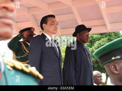 Abuja, Nigéria. 7 mai, 2014. Le Premier ministre chinois Li Keqiang (L) assiste à une cérémonie de bienvenue organisée par le Président nigérian Goodluck Jonathan à Abuja, Nigéria, le 7 mai 2014. Crédit : Li Xueren/Xinhua/Alamy Live News Banque D'Images